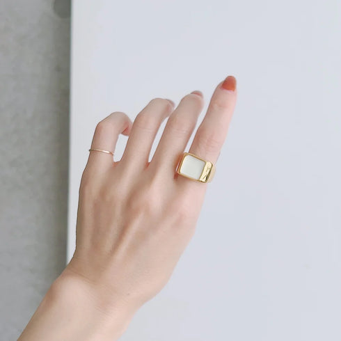 Lulu signet ring